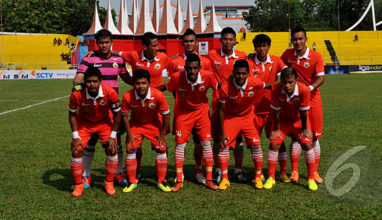 Kesebelasan Persija Jakarta berfoto bersama sebelum laga melawan Persebaya Surabaya di SCM Cup 2015, Stadion H Agus Salim, Padang, Senin (19/1/2015). (Liputan6.com/Johan Tallo)