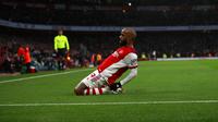 Pemain Arsenal Alexandre Lacazette melakukan selebasi usai mencetak gol ke gawang Southampton pada pertandingan sepak bola Liga Inggris di Emirates Stadium, London, Inggris, 11 Desember 2021. Arsenal menang 3-0. (AP Photo/Ian Walton)