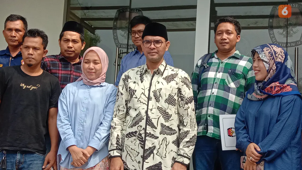 Mohamad Farid Darmawan (batik putih, peci hitam), Sutradara Film Ambu, Mendaftarkan Diri Sebagai Bacaleg DPD Ke KPU Banten. (Rabu, 10/05/2023). (Yandhi Deslatama/Liputan6.com).