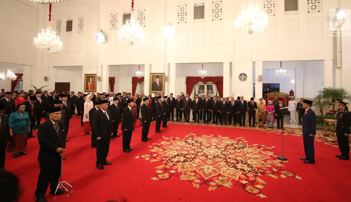 Presiden Joko Widodo (kanan) memimpin upacara pemberian tanda kehormatan kepada tokoh nasional di Istana Negara, Kamis (15/8/2019). Sebanyak 29 orang mendapat gelar tanda kehormatan Bintang Mahaputra Utama dan Bintang Jasa Utama dalam rangka peringatan HUT ke-74 RI. (Liputan6.com/Angga Yuniar)