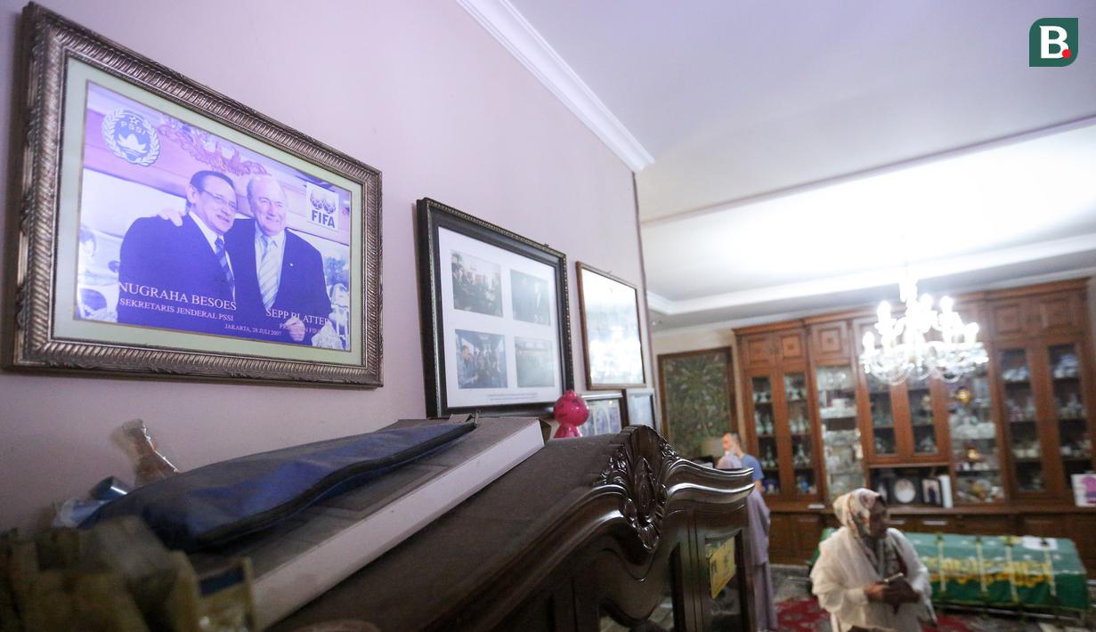 Foto mantan Sekjen PSSI, Nugraha Besoes bersama mantan Presiden FIFA, Sepp Blater di rumah duka, Perumahan Alfa Indah Blok A II No.18 Joglo, Jakarta Barat, Senin (06/02/2023). Nugraha Besoes meninggal dunia pada Senin (06/02/2023) pukul 00.19 WIB di RS PON. (Bola.com/Bagaskara Lazuardi)