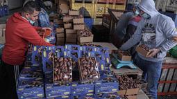 Memasuki Ramadhan 1444 H, permintaan buah kurma sangatlah tinggi di pasaran. (AFP/Said Khatib)