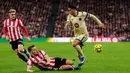 Meski dominan dalam penguasaan bola, Barcelona kesulitan menembus pertahanan Athletic Bilbao yang bermain dengan disiplin sejak awal laga. Skor imbang 0-0 bertahan hingga akhir babak pertama. Tampak dalam foto, pemain Athletic Bilbao, Andoni Gorosabel (tengah), mencoba mengadang Joao Cancelo dari Barcelona (kanan) pada pertandingan pekan ke-27 La Liga 2025/2026 di Stadion San Mames, Sabtu 7 Maret 2026 waktu setempat atau Minggu (8/3/2026) dini hari WIB. (AP Photo/Miguel Oses)