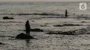 Sejumlah orang memancing di kawasan Pantai Anyer, Banten, Sabtu (5/9/2020). Pantai Anyer yang menjadi objek wisata favorit warga Jawa Barat serta Jakarta dan sekitarnya kini tampak sepi akibat pandemi COVID-19. (Liputan6.com/Johan Tallo)