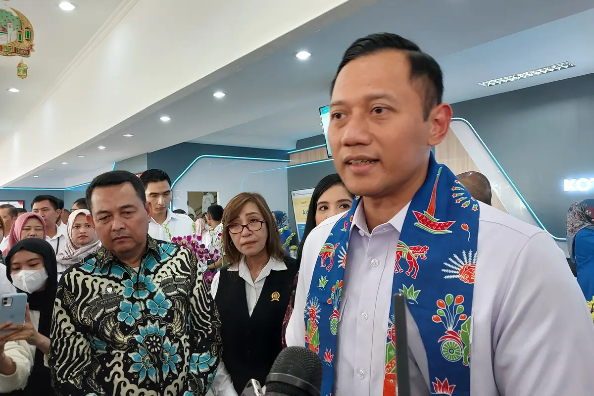 Menteri Agraria dan Tata Ruang/Kepala Badan Pertanahan Nasional (ATR/BPN) Agus Harimurti Yudhoyono meresmikan Kantor Pelayanan Pertanahan di Jakarta Selatan, Rabu (3/4/2024). (Arief/Liputan6.com