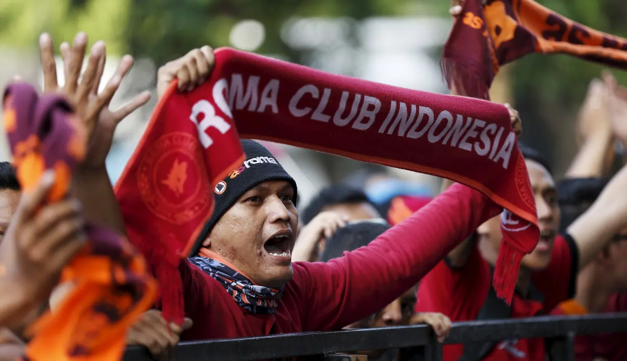 Pecinta klub AS Roma atau Romanisti mulai memadati Stadion Utama Gelora Bung Karno jelang pertandingan AS Roma Sabtu (25/7/2015) malam ini.  Mereka sudah hadir sejak sesi latihan di siang hari. (REUTERS/Darren Whiteside)
