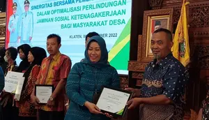 Pemerintah Desa Wunut Mendapatkan Pehargaan dari BPJS KETENAGAKERJAAN atas prestasi yang telah diraih, yaitu telah mendaftarkan seluruh kepala keluarga di Desa Wunut menjadi peserta BPJS KETENAGAKERJAAN (foto Pemkab Klaten)