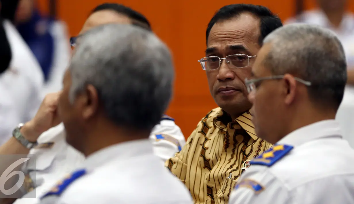 Menteri Perhubungan Budi Karya Sumadi saat menghadiri acara Deklarasi Anti Pungli serta membuka FGD anti Pungli, di Kementerian Perhubungan, Jakarta, Kamis (22/12). (Liputan6.com/JohanTallo)