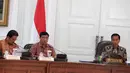 Presiden Joko Widodo (kanan) saat memimpin Sidang Kabinet Paripurna di Kantor Presiden, Jakarta, Rabu (4/3/2015). Sidang membahas sejumlah permasalahan nasional, diantaranya penyaluran beras untuk rakyat miskin. (Liputan6.com/Faizal Fanani)
