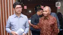 Pimpinan KPK periode 2015–2019, Agus Rahardjo (kanan) dan Laode M Syarif bersama Koalisi Masyarakat Sipil Antikorupsi usai mendaftarkan pengajuan judicial review UU Nomor 19 Tahun 2019 tentang KPK di Gedung Mahkamah Konstitusi, Jakarta, Rabu (20/11/2019). (Liputan6.com/Helmi Fithriansyah)