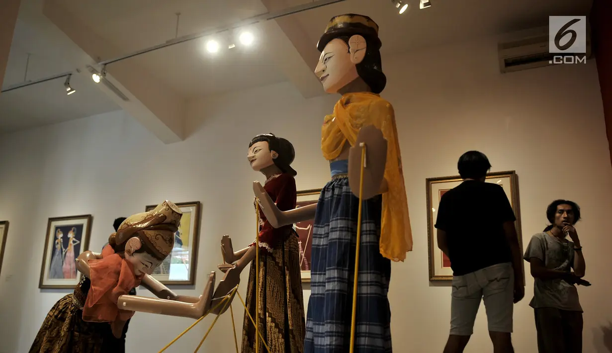 Pengunjung melihat instalasi wayang golek karya Sasya Tranggono dalam pameran bertajuk "Cinta untuk Indonesia" di Galeri Nasional, Jakarta, Kamis (28/2). Pameran ini digelar hingga 10 Maret mendatang. (Merdeka.com/Iqbal S. Nugroho)