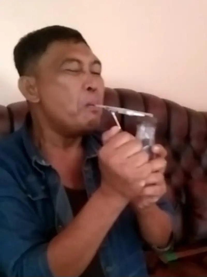 Tangkapan layar rekaman video abang jago yang viral di sosial media diduga mengkonsumsi narkoba. Foto : (Istimewa)