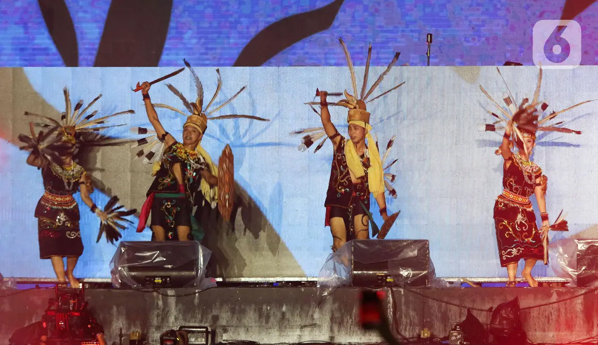 Suasana festival musik Djakarta Warehouse Project (DWP) 2022 di JIExpo Kemayoran, Jakarta, Jumat (9/12/2022). Digelarnya kembali festival musik DWP 2022 secara offline seolah mengobati kerinduan para penggemar musik electronic remix usai pandemi Covid-19. (Liputan6.com/Herman Zakharia)