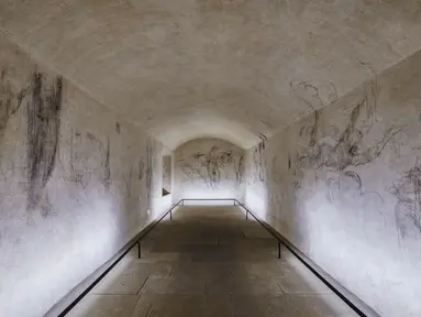 Gambar arang halus yang oleh beberapa ahli dikaitkan dengan Michelangelo terlihat di dinding sebuah ruangan yang digunakan untuk menyimpan batu bara hingga tahun 1955 di dalam Kapel Medici, Florence, Italia tengah, Selasa, 31 Oktober 2023. 
(AP Photo/Fareed Khan)