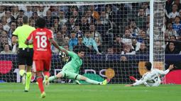 Meski sempat kebobolan pada menit ke-14 melalui Rafa Silva, Courtois sukses melakukan penyelamatan-penyelamatan gemilang untuk Los Blancos. (AFP/Thomas Coex)