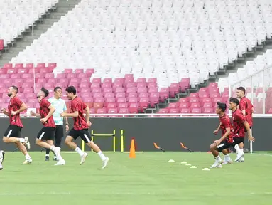 Pemain Timnas Indonesia menjalani sesi latihan resmi di Stadion Utama Gelora Bung Karno (SUGBK), Jakarta, Rabu (5/6/2024). Indonesia akan menghadapi Irak dalam Kualifikasi Piala Dunia 2026. (Bola.com/M Iqbal Ichsan)