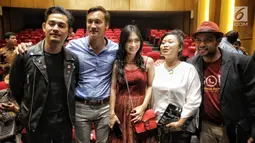 Sejumlah aktor dan aktris pemain sinema wajah Indonesia berjudul ' Lubang Tikus' hadir dalam gala premiere di Perpustakaan Nasional RI, Jakarta, Selasa (21/8). (Liputan6.com/Faizal Fanani)