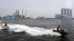 Wakapolri Komjen Pol Syaffrudin saat aksi bermain jetski dalam acara Bhayangkara Cup Jetski Round 1 di Pantai Mutiara Pluit, Jakarta, Minggu (22/07). Polri mendukung pengembangan olahraga jetski di Indonesia. (Liputan6.com/Fery Pradolo)