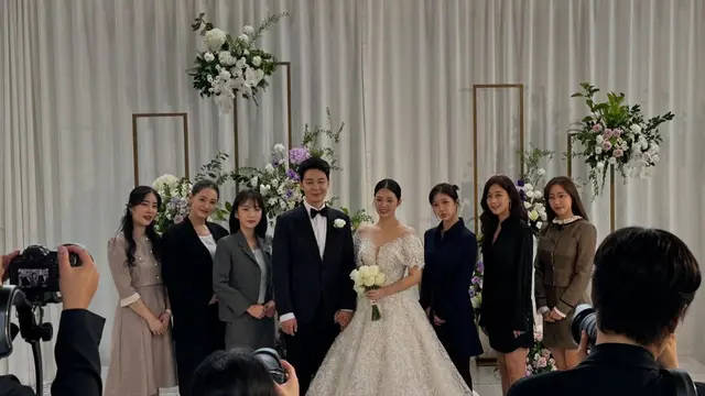 Rainbow dalam pernikahan Jung Yoon Hye dan Ahn Jae Min. (Instagram/ rainbowoori)