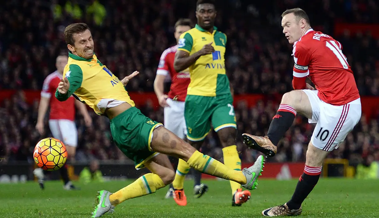 Aksi Wayne Rooney saat mencoba membobol gawang Norwich pada lanjutan Liga Premier Inggris di Stadion Old Trafford. (AFP/Oli Scarff)