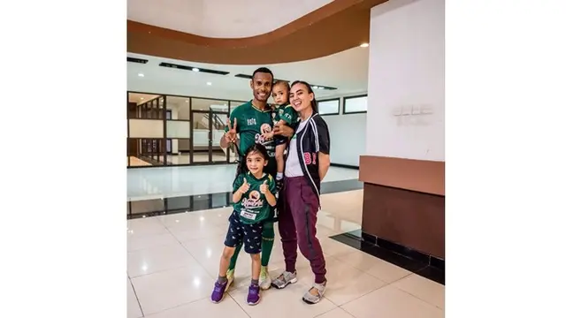 7 Potret Kapten Persebaya Ruben Sanadi Bersama Keluarga Kecilnya, Kompak Banget