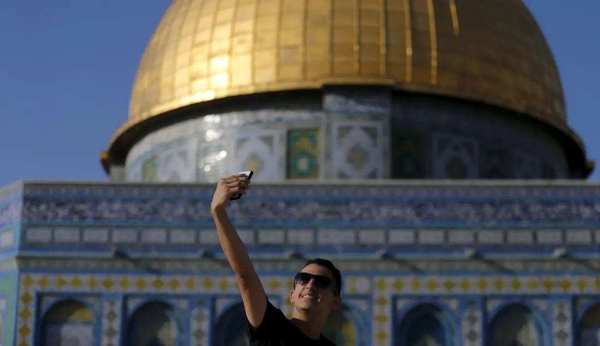 Ammer Ali (17) berfoto selfi saat berkunjung ke kubah Ash-Shakhrah di area Masjid Al-Aqsa, Yerusalem, 29 Juni 2015. (REUTERS/Ammar Awad) 