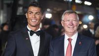 Sir Alex Ferguson bisa dibilang bapak penemu salah satu talenta pesepak bola terbaik di dunia, yaitu Cristiano Ronaldo. Di bawah pelatih legendaris Skotlandia tersebut, Ronaldo memainkan 292 laga dengan menyumbang 119 gol dan 73 assist dengan standar yang luar biasa. (AFP/Jack Taylor)