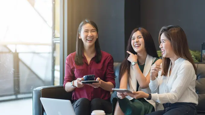 persahabatan perempuan 30an