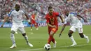 Gelandang Belgia, Eden Hazard, berusaha melewati bek Panama, Michael Murillo, pada laga Piala Dunia 2018 di Stadion Fisht, Senin (18/6/2018). Belgia menang 3-0 atas Panama. (AP/Matthias Schrader)