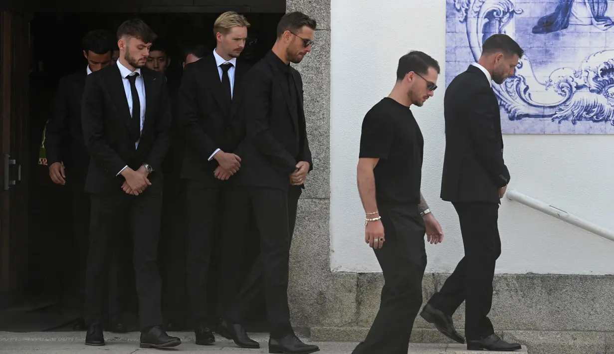 Para pemain tim Liverpool melangkah keluar dari gereja setelah upacara pemakaman penyerang Liverpool asal Portugal, Diogo Jota, dan saudaranya, Andre Silva, di Gereja Induk Gondomar, di pinggiran Porto, pada 5 Juli 2025. (MIGUEL RIOPA/AFP)