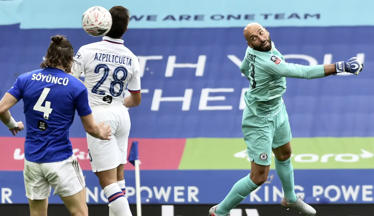 Pemain Leicester City Caglar Soyuncu (kiri) berebut bola udara dengan pemain Chelsea Cesar Azpilicueta pada putaran keenam Piala FA di King Power Stadium, Leicester, Inggris, Minggu (28/6/2020). Chelsea melaju ke semifinal Piala FA usai menaklukkan Leicester City 1-0. (AP Photo/Rui Vieira, Pool)