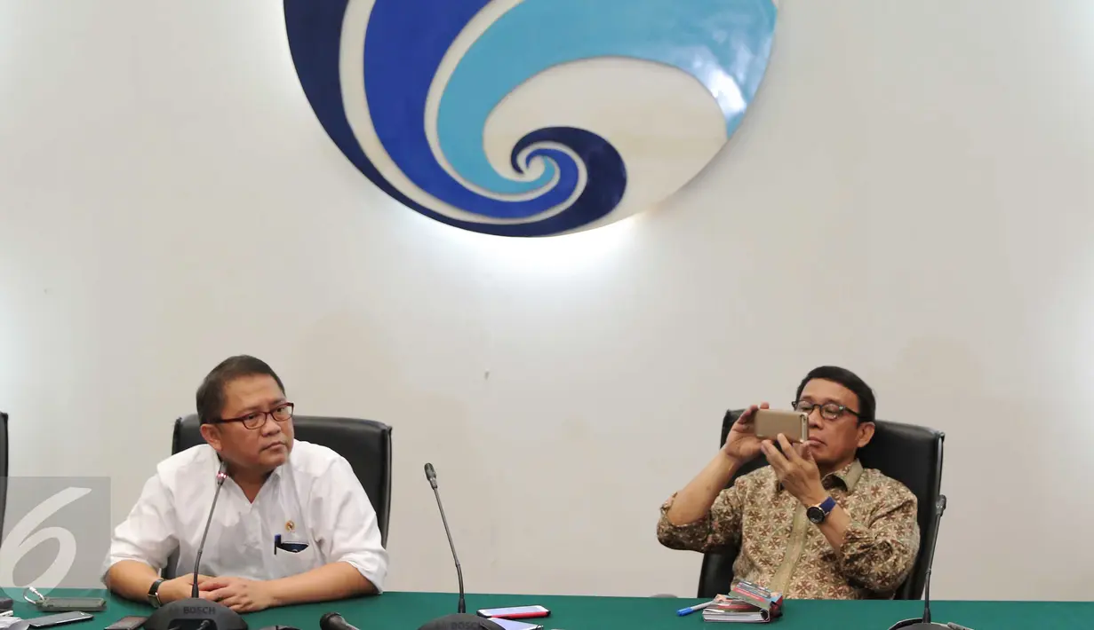 Menteri Komunikasi dan Informasi (Menkominfo) Rudiantara (kiri) saat menjelaskan perihal polemik Uber dan Grab Car kepada wartawan di Kemenkominfo, Jakarta, Selasa (15/3/2016). (Liputan6.com/Angga Yuniar)