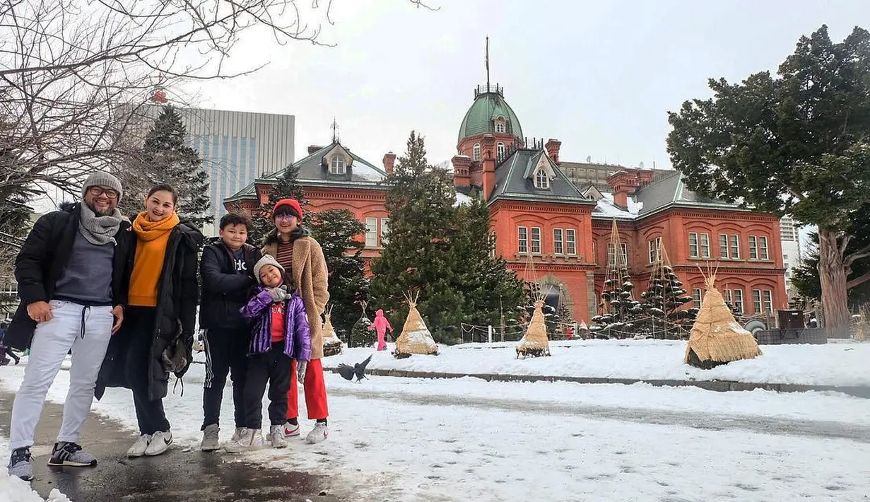 Keluarga Mona Ratuliu