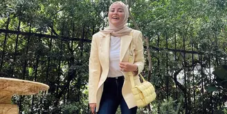 Olla Ramlan dikenal dengan gaya stylishnya yang classy dan modern di segala kesempatan. Blazer menjadi fashion item favorit yang dipakainya.