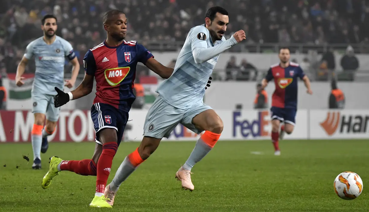 Bek Chelsea, Davide Zappacosta, berbeut bola dengan pemain Vidi FC, Loic Nego, pada laga Liga Europa di Stadion Groupama, Hungaria, Kamis (13/12). Kedua tim bermain imbang 2-2. (AP/Tibor Illyes)