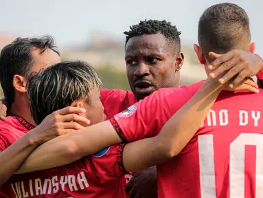 Setelah mengalami dua kali kekalahan pada dua laga awal BRI Liga 1 2024/2025, tim promosi Semen Padang akhirnya memetik kemenangan perdana usai mengalahkan PSS Sleman dengan skor tipis 1-0 di Stadion STIK-PTIK, Jakarta Selatan, Senin (26/8/2024). Gol tunggal tim berjuluk Kabau Sirah dihasilkan lewat eksekusi penalti Kenneth Ngwoke pada menit pertama. (Bola.com/Bagaskara Lazuardi)