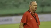 Pelatih timnas Indonesia, Alfred Riedl, saat memantau latihan jelang laga uji coba melawan Malaysia di Stadion Manahan, Solo, Jawa Tengah, Senin (5/9/2016). (Bola.com/Vitalis Yogi Trisna)