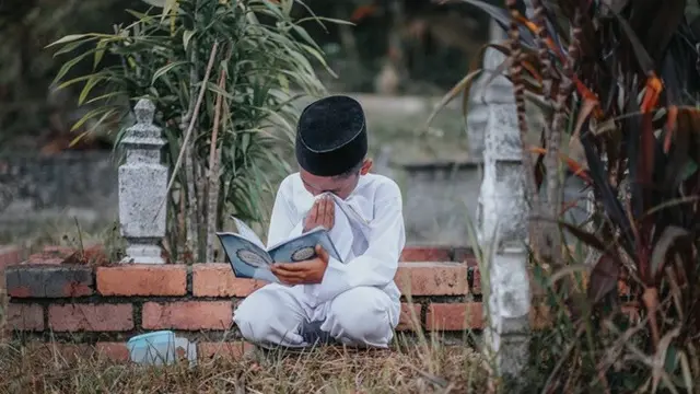 Kisah Bocah Ziarah Ke Makam Ibunya Ini Bikin Sedih