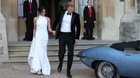 Pangeran Harry dan istrinya Meghan Markle bersiap meninggalkan Kastil Windsor dengan menggunakan mobil listrik Jaguar Classic E-Type Concept Zero menuju acara resepsi dekat Frogmore House (19/5). (AFP Photo/Pool/Steve Parsons)
