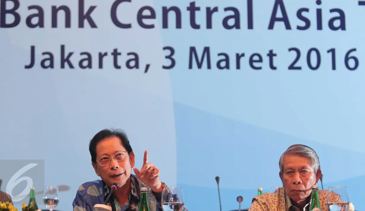 Presiden Direktur BCA, Jahja Setiaatmadja (kiri) saat memberi paparan kinerja Bank BCA di Jakarta, (3/3). BCA mendapatkan laba bersih bersih sebesar 9,3% menjadi Rp 18 triliun, dibandingkan tahun sebelumnya. (Liputan6.com/Angga Yuniar)