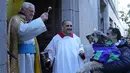 Pastor Angel memercikkan air suci pada seekor anjing di gereja San Anton selama pesta Santo Antonius, santo pelindung hewan, di Madrid, Spanyol, Selasa (17/1/2023). Pesta itu dirayakan setiap tahun di banyak bagian Spanyol dan orang-orang membawa hewan mereka ke gereja untuk diberkati. (AP Photo/Paul White)