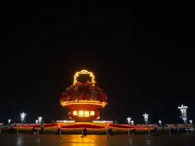 Sebuah "keranjang bunga" di Lapangan Tian'anmen di Beijing, ibu kota China (24/9/2020). Dekorasi setinggi 18 meter berbentuk keranjang bunga itu ditempatkan di tengah Lapangan Tian'anmen untuk menyambut masa libur Hari Nasional China mendatang. (Xinhua/Chen Zhonghao)
