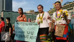 Sejumlah wanita saat mengikuti pawai budaya memperingati Hari Internasional Masyarakat Adat se-Dunia di Bundaran HI, Jakarta, Minggu (7/8). (Liputan6.com/Angga Yuniar)