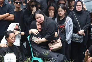 Lula Lahfah dikabarkan sedang dalam kondisi sakit. Masalah kesehatan tersebut sudah dialami Lula sejak beberapa waktu sebelumnya, bahkan ia sempat menghabiskan malam tahun baru di rumah sakit. Tampak dalam foto, Reza Oktovian atau lebih dikenal dengan panggilan Reza Arap bersama sejumlah kerabat dan sahabat saat menyaksikan pemakaman Lula Lahfah, di Tempat Pemakaman Umum (TPU) Rawa Terate, Cakung, Jakarta Timur, pada Sabtu (24/1/2026). (Kapanlagi.com/Budy Santoso)