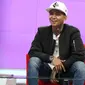 Samuel Alexander Pieter atau yang biasa disapa Young Lex saat menjadi bintang tamu dalam acara Dear Haters di Liputan6.com, Jakarta, Kamis (19/1). (Liputan6.com/Fatkhur Rozaq)