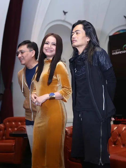 Pada konsernya nanti, Rossa juga mengundang kerabat dan sahabatnya. Selain itu, janda satu anak itu juga akan mengundang mantan suaminya, Yoyo. "Oh iya dong (undang) Yoyo," ucap Rossa malu-malu. (Nurwahyunan/Bintang.com)