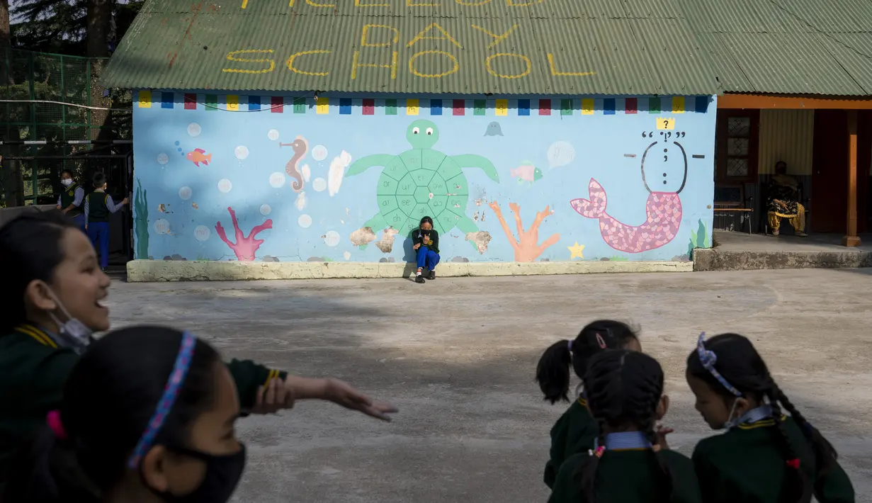 Anak-anak Tibet di pengasingan bermain di Sekolah Hari Desa Anak-anak Tibet di Dharmsala, India (24/3/2022). Kehidupan sekolah perlahan kembali normal setelah sempat terganggu akibat pandemi COVID-19. (AP Photo/Ashwini Bhatia)