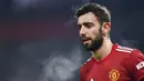 Gelandang Manchester United, Bruno Fernandes, tampak kecewa usai ditaklukkan Manchester City pada laga Piala Liga Inggris di Stadion Old Trafford, Rabu (6/1/2021). City menang dengan skor 2-0. (Peter Powell/Pool via AP)