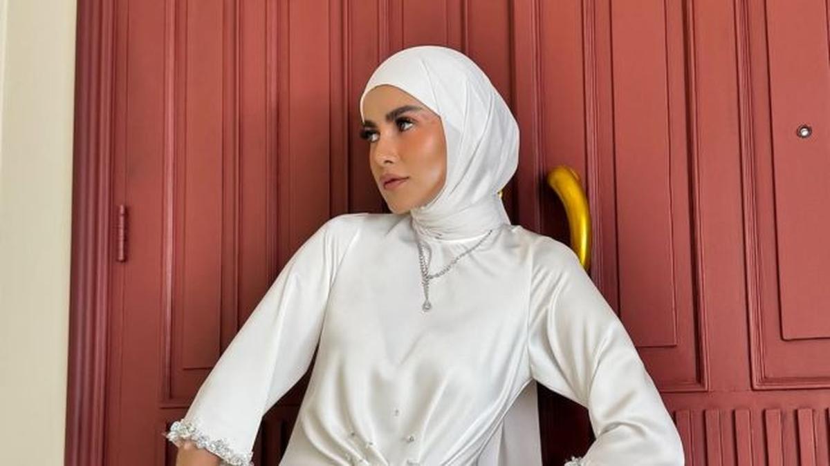 3 Potret Olla Ramlan Kenakan Gamis Putih, Pesona Anggun dan Berkelas Memancar Kuat