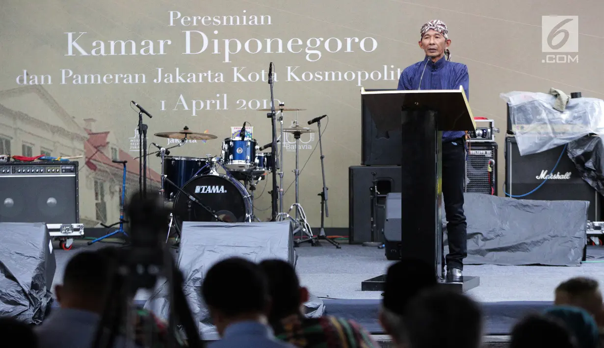 Keturunan ke-7 Pangeran Diponegoro Ki Roni Sodewo memberi sambutan pada peresmian Kamar Diponegoro, di Museum Sejarah, Jakarta, Senin (1/4). Kamar Diponegoro adalah salah satu ruangan yang digunakan Pangeran Diponegoro (1785-1855) selama 26 hari penahanan. (Liputan6.com/Faizal Fanani)